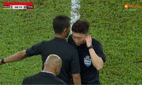 Sử dụng ‘VAR chạy bằng cơm’, trọng tài hủy bàn thắng của Malaysia trước Thái Lan