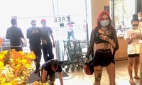 Người đàn ông bị cô gái dùng dây dắt đi như thú cưng gây tranh cãi &apos;bùng nổ&apos; mạng xã hội
