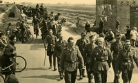 Một tấm bưu thiếp chụp lại những người dân bộ đội Đức tách Hà Lan sau thời điểm đầu mặt hàng vô mon 5 năm 1945