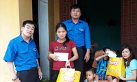  Lê Viết Thuận (ngoài cùng bên trái) tích cực tham gia các hoạt động hỗ trợ người cùng cảnh ngộ 