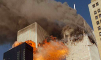 Hai tòa tháp Trung tâm Thương mại Thế giới (New York, Mỹ) bốc cháy sau khi bị 2 máy bay đâm vào ngày 11/9/2001 Ảnh: AP 