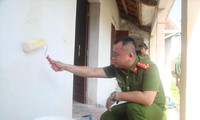Chiến sĩ trẻ Công an tỉnh Bắc Giang sơn, sửa nhà cho một gia đình chính sách 