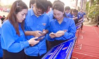 Đoàn viên thanh niên trải nghiệm tích hợp thông tin hình ảnh về các điểm di tích tại thành phố Sầm Sơn