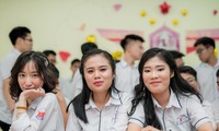 Nguyễn Khánh Linh (ngồi giữa) cùng bạn học lớp chuyên Lý (Ảnh do gia đình cung cấp)