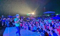 Nghệ sĩ Xuân Bắc giao lưu văn nghệ với thiếu nhi Mèo Vạc, Hà Giang tại đêm hội “Trăng rằm soi sáng bản em” Ảnh: PV
