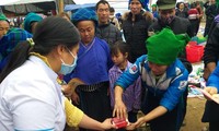 Huyện Ðoàn Xín Mần (Hà Giang) tuyên truyền, hướng dẫn bà con dân tộc thiểu số rửa tay bằng xà phòng đúng cách tại khu chợ phiên. Ảnh: PV ​