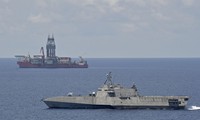 Tàu chiến Mỹ đi gần tàu thăm dò dầu khí West Capella do Malaysia thuê, hoạt động ở Biển Đông. Ảnh: Korea Herald 
