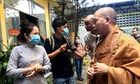 Thượng tọa Thích Quang Thạnh trao đổi với người dân tại chùa Kỳ Quang 2 