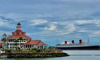 Tàu Queen Mary lịch sử (lớn hơn tàu Titanic) nay thành khách sạn - điểm du lịch nổi tiếng của thành phố cảng Long Beach 