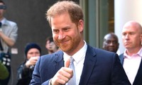 Sách nói xấu Hoàng gia Anh của Harry bán chạy nhất nửa đầu năm