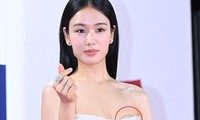 Nữ diễn viên lộ miếng dán ngực, hớ hênh trên thảm đỏ