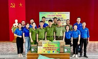 Trao tặng công trình Ánh sáng vùng cao cho bà con khó khăn ở Yên Bái