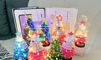 Bạn trẻ làm cây thông bằng kẽm nhung độc lạ, kiếm tiền triệu mùa Noel