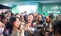 Đại sứ Khánh Vy giữa vòng vây của hàng trăm bạn trẻ tại Ngày thẻ Việt Nam 2023