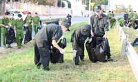 Đoàn viên thanh niên Cảnh sát cơ động ra quân vệ sinh môi trường đón xuân Tân Sửu
