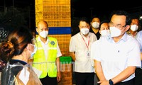 Bí thư Nguyễn Văn Nên kiểm tra công tác phòng dịch chợ đầu mối Bình Điền