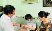Bí thư Thành ủy TPHCM tặng quà trung thu, động viên trẻ mồ côi vì COVID-19