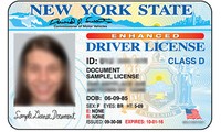 Bằng lái của một nữ tài xế tại bang New York, Mỹ, với thời hạn 8 năm.
