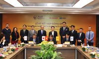 Đại diện Công ty Cổ phần Công nghiệp Năng lượng Ninh Thuận và Liên danh đối tác Sharp – NSN ký hợp đồng EPC dự án nhà máy điện mặt trời Phước Ninh