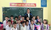 Người thầy &apos;giàu có&apos; treo thưởng cho học trò là mì tôm, cá khô