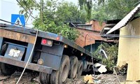 Cả nhà hoảng hồn thấy nhà sập, đầu xe container ngay cạnh giường