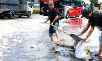 Quốc lộ 13 gần trạm thu phí Bình Dương ‘ngập như lũ về’, bốc mùi hôi tanh