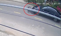 Video ô tô du lịch kéo lê chiếc xe máy trên đường sau va chạm