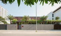 Độc đáo ngôi nhà ‘khoác áo’ lam che nắng bằng nhựa tái chế và gỗ