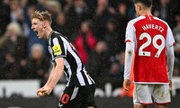Anthony Gordon là người hùng của Newcastle trong trận đại chiến với Arsenal
