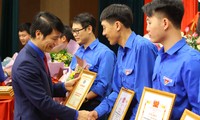 Anh Nguyễn Ngọc Lương tặng Bằng khen cho tập thể, cá nhân có thành tích xuất sắc trong công tác Đoàn và phong trào thanh niên.