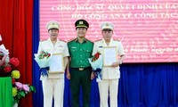 Đại tá Lê Minh Thảo, Phó Cục trưởng Cục Tổ chức cán bộ (giữa) chủ trì lễ công bố các quyết định của Bộ trưởng Công an. Ảnh: Công an Bình Phước