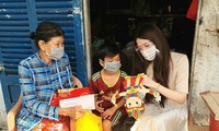Hoa khôi Huỳnh Thúy Vi tặng quà trung thu yêu thương đến trẻ em xóm trọ