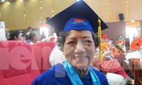 Cụ bà 75 tuổi nhận bằng tốt nghiệp đại học ngành Dược