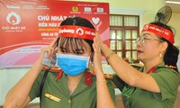 Nữ chiến sĩ công an sôi nổi trong ngày hội hiến máu Chủ nhật Đỏ