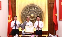 Lãnh đạo tỉnh Thanh Hóa trao thưởng cho tân quán quân Đường lên đỉnh Olympia 