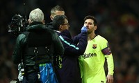 Mục kích pha va chạm khiến Messi đổ máu ở trận gặp M.U