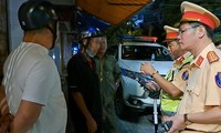 Bị kiểm tra nồng độ cồn, người đàn ông cầm bật lửa, rút ống xăng xe 