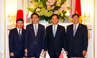 (Từ trái qua) Đại sứ Nguyễn Quốc Cường, Thủ tướng Nhật Bản Abe Shinzo, Thủ tướng Nguyễn Tấn Dũng, Đại sứ Đoàn Xuân Hưng năm 2015 Ảnh: Báo TGVN