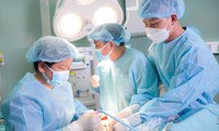 Các bác sĩ Bệnh viện JW đang xử lý cho một trường hợp bị tai biến khi làm đẹp tại cơ sở thẩm mỹ “chui” ảnh: Vân Sơn 
