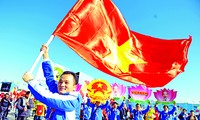 Quốc kỳ Việt Nam tung bay tại Festival 19 Ảnh: Xuân Tùng 