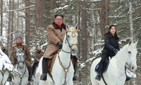 Tấm ảnh không đề ngày tháng của KCNA cho thấy ông Kim Jong-un, vợ ông, bà Ri Sol-ju (bên phải) và tướng Pak Jong-chon (đội mũ) cùng viếng thăm núi Paektu Ảnh: CNN/KCNA
