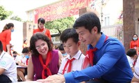 Anh Nguyễn Ngọc Lương, Bí thư T.Ư Đoàn, Chủ tịch Hội đồng Đội T.Ư cổ vũ học sinh Hà Nội vẽ tranh về Việt Nam - Cu Ba Ảnh: LÂM ĐĂNG HẢI 