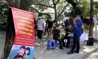 Lực lượng an ninh quận Hoàn Kiếm - Hà Nội lập chốt trên Hồ Gươm và yêu cầu người dân luôn đeo khẩu trang nơi công cộng