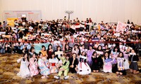 Các thành viên nhóm SGO48 mang mặt nạ phòng dịch để bắt tay với hơn 1000 fan