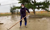 Vợ chồng Lý Hải - Minh Hà tất bật dọn rửa bùn non sau lũ giúp đỡ bà con miền Trung