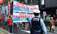 Cảnh sát Nhật chỉ đường cho đoàn biểu tình trên đường phố Osaka tuần này.