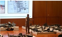  Người phát ngôn Bộ Quốc phòng Ả rập Xê út Turki Al- Malik đã trưng bày các mảnh vụn tên lửa được cho là sử dụng trong cuộc tấn công nhà máy lọc dầu Aramco của họ.