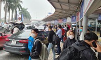 Sân bay Nội Bài đông nghẹt người đi lại và về quê ăn Tết 