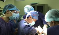 Các bác sĩ Bệnh viện Việt - Đức thực hiện ca phẫu thuật cho bệnh nhân N.V.T