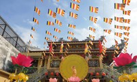 Xứ Huế rực rỡ muôn sắc cờ hoa mừng đại lễ Phật đản 2022